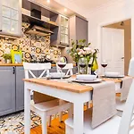 With Two Bedrooms In With Space For Remote Work By Renters شقة *