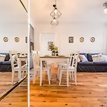 With Two Bedrooms In With Space For Remote Work By Renters وارسو