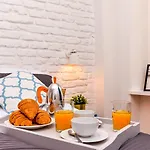 With Two Bedrooms In With Space For Remote Work By Renters شقة