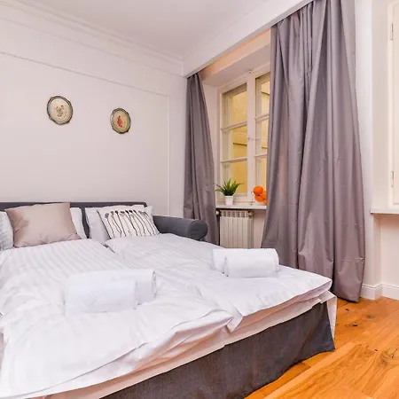 With Two Bedrooms In With Space For Remote Work By Renters شقة