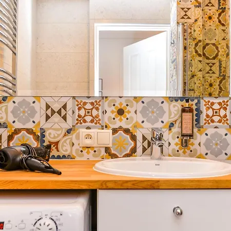 شقة With Two Bedrooms In With Space For Remote Work By Renters *