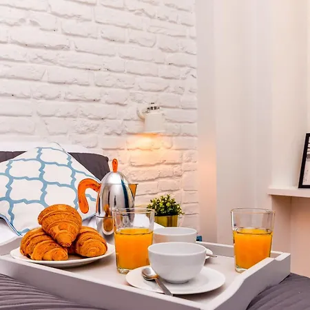 With Two Bedrooms In With Space For Remote Work By Renters شقة