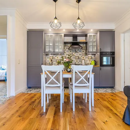 شقة With Two Bedrooms In With Space For Remote Work By Renters